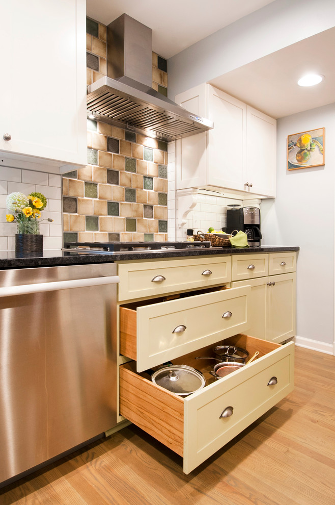 Transitional home design photo in Columbus