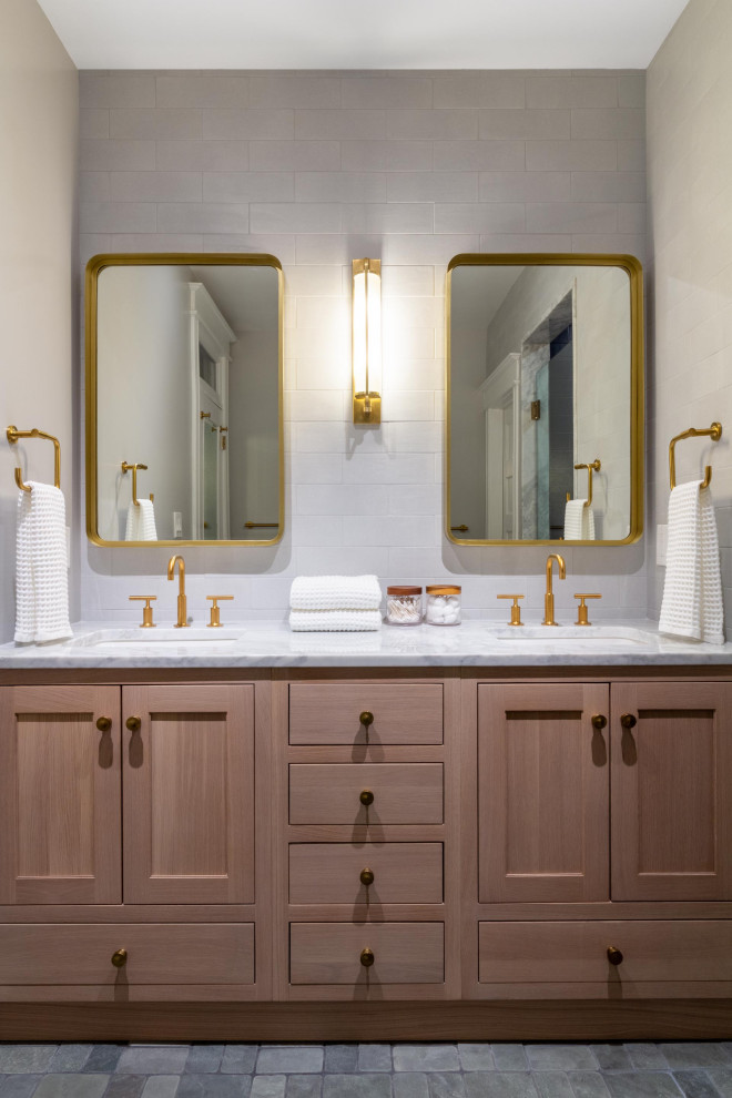 Exempel på ett stort modernt vit vitt en-suite badrum, med skåp i shakerstil, skåp i ljust trä, grå kakel, kakelplattor, beige väggar, tegelgolv, ett undermonterad handfat, marmorbänkskiva och grått golv