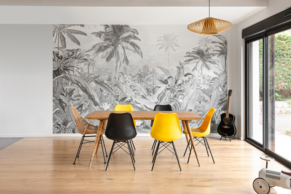 Réalisation d'une salle à manger ouverte sur le salon design avec un mur gris, parquet clair, un sol beige et du papier peint.