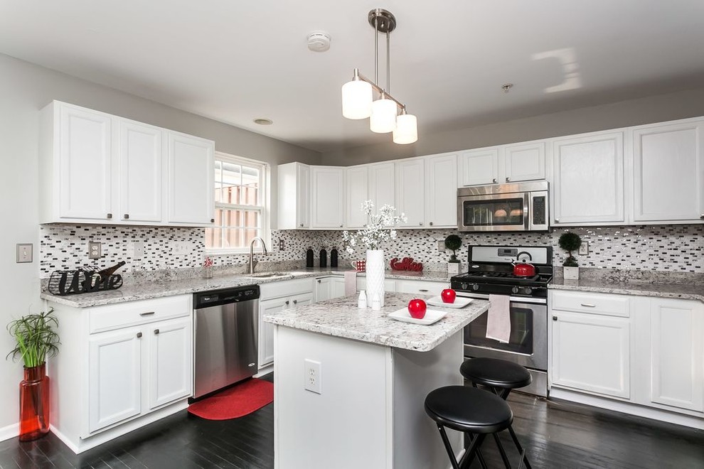 Kitchen - transitional kitchen idea in DC Metro