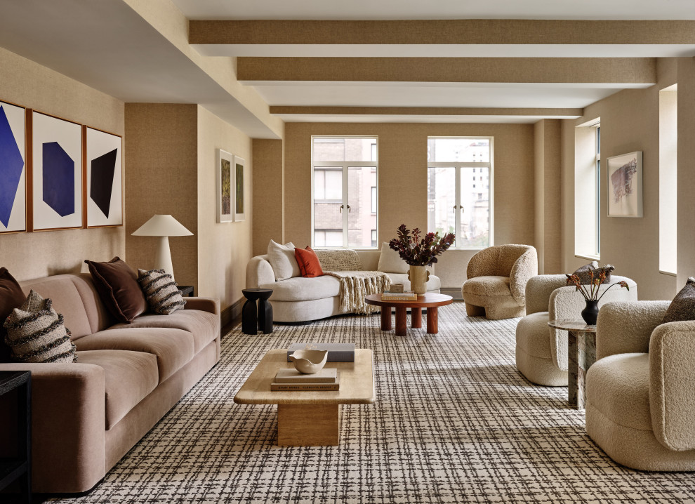 Пример оригинального дизайна: парадная гостиная комната в стиле неоклассика (современная классика) с бежевыми стенами, ковровым покрытием, разноцветным полом, балками на потолке и обоями на стенах