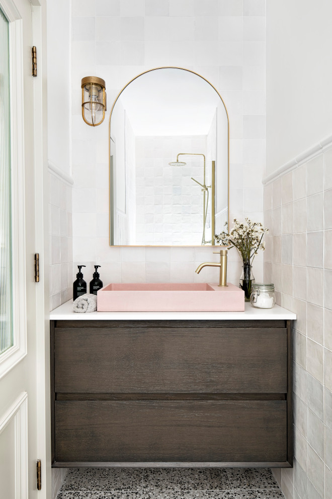 Источник вдохновения для домашнего уюта: ванная комната в стиле модернизм с темными деревянными фасадами, розовой плиткой, полом из терраццо, столешницей из искусственного кварца, белой столешницей, тумбой под одну раковину и подвесной тумбой