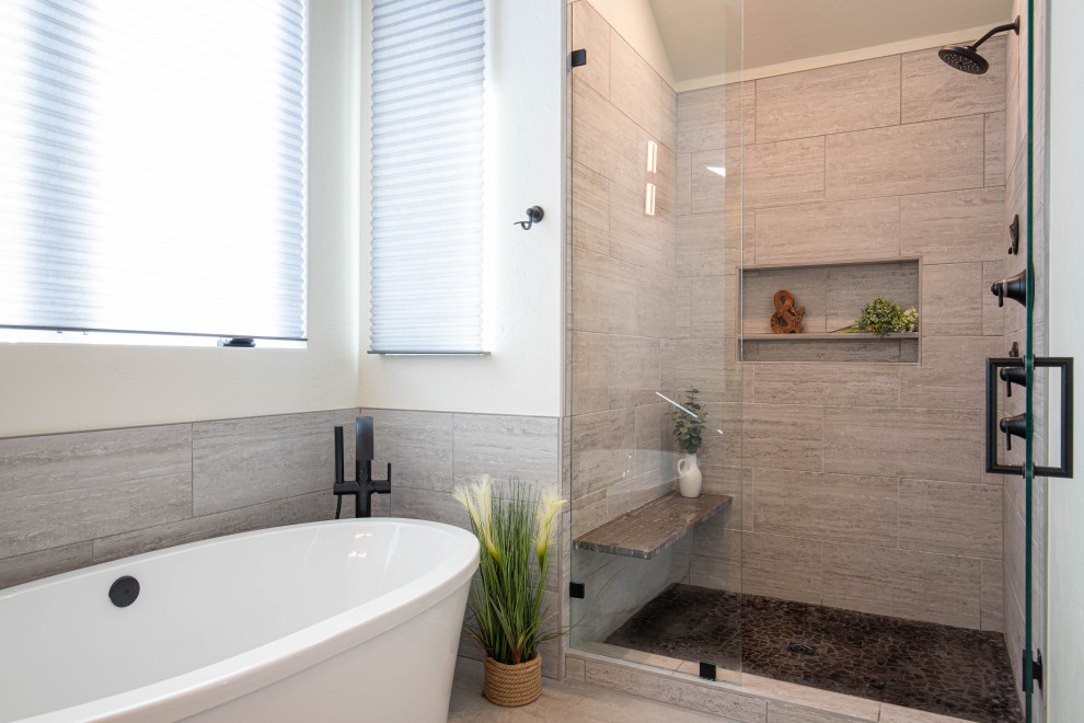 Inredning av ett modernt mellanstort vit vitt badrum, med ett fristående badkar, en dusch/badkar-kombination, grå kakel och dusch med skjutdörr