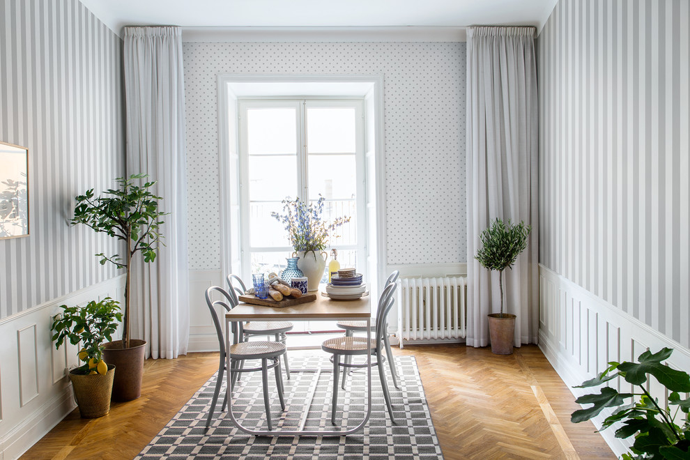 This is an example of a transitional dining room in Gothenburg.