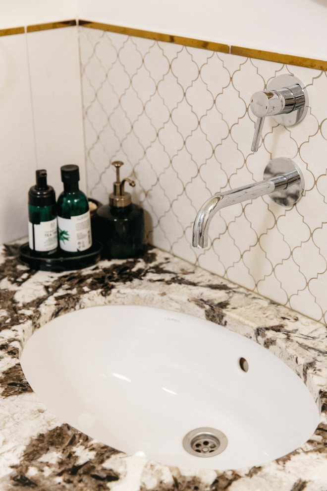 ПОдвесная система хранения со столешницей из натурального гранита и встроенной р