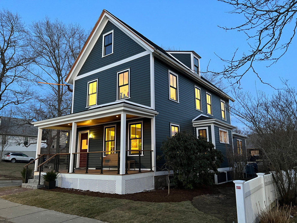 ボストンにある高級な中くらいなトランジショナルスタイルのおしゃれな家の外観 (コンクリート繊維板サイディング、下見板張り) の写真