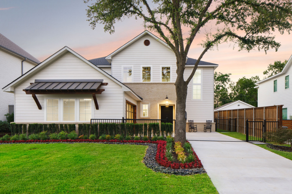 Example of a transitional home design design in Dallas