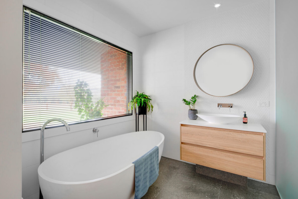 Design ideas for a contemporary bathroom in Melbourne.