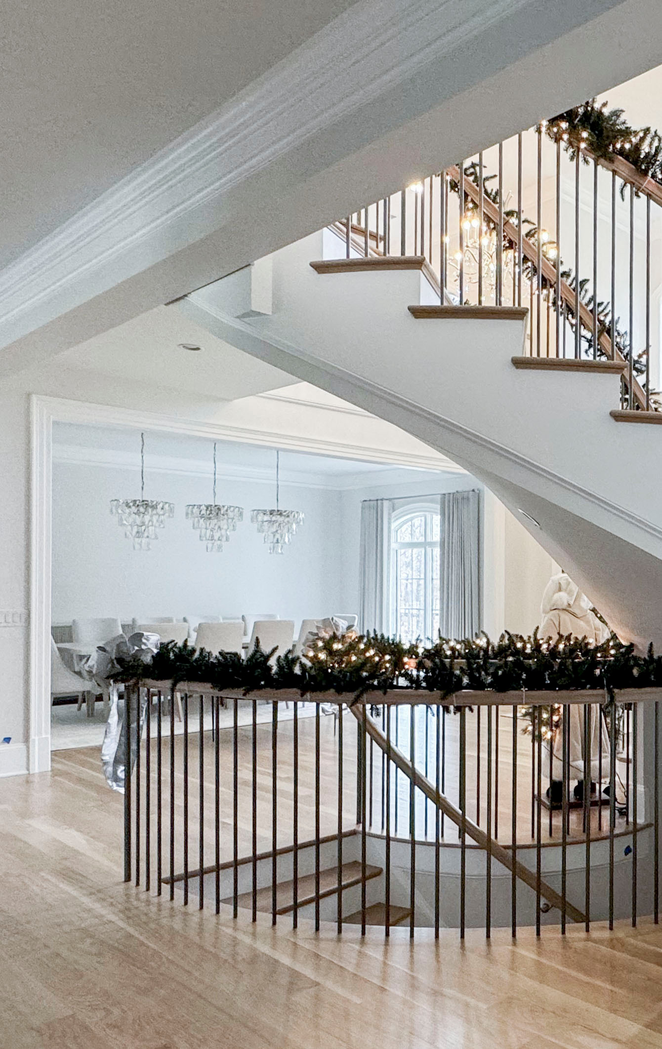 116_Elegant & Eye-catching Curved Staircase, Leesburg VA 20175