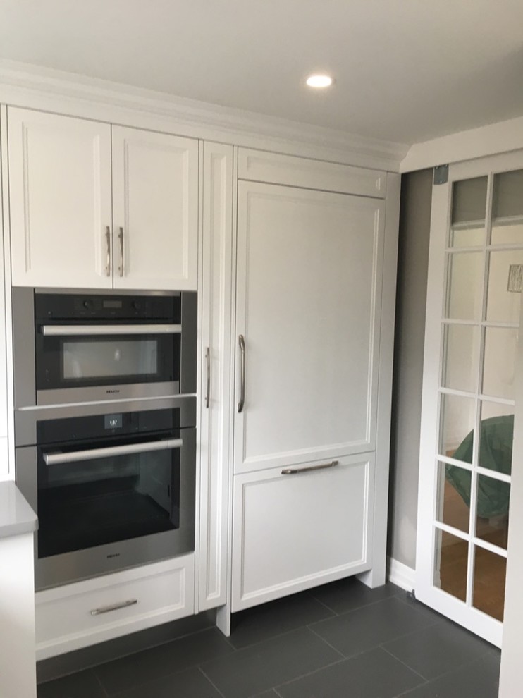 Transitional home design photo in Toronto