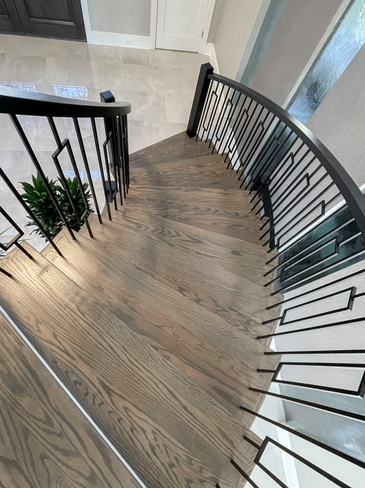 Imagen de escalera curva tradicional renovada extra grande con escalones de madera, contrahuellas de madera pintada, barandilla de varios materiales y papel pintado