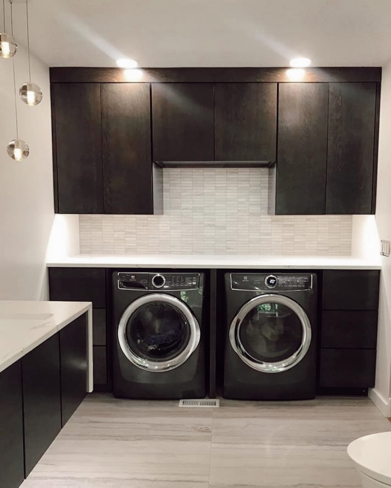 Modern laundry room in Chicago.
