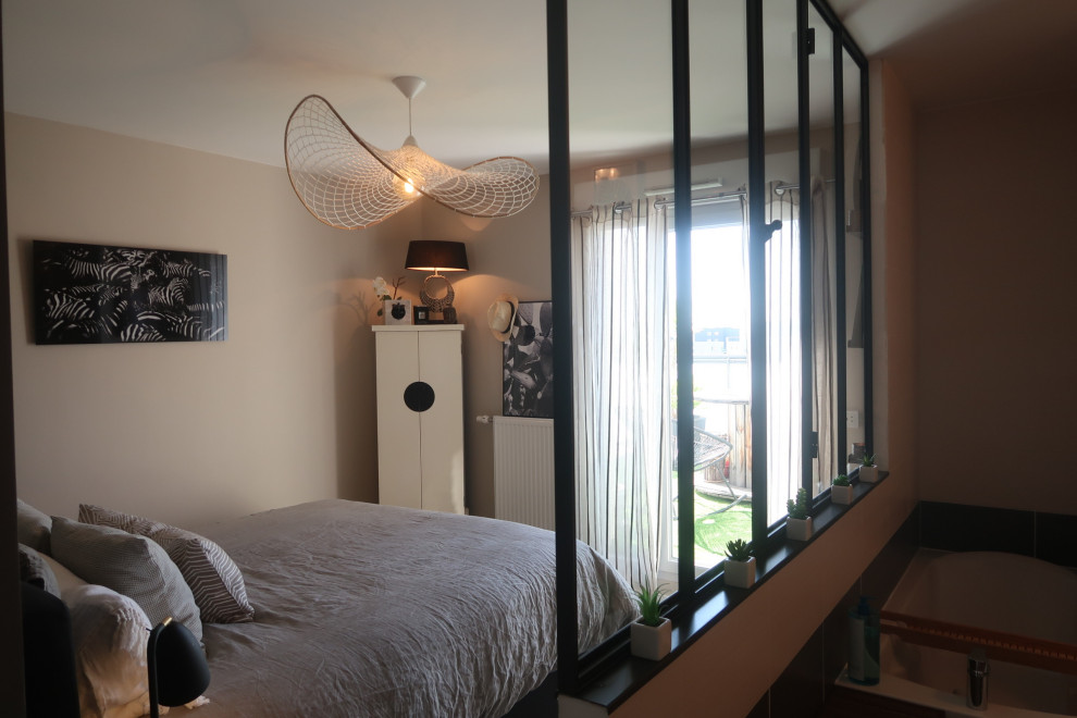 This is an example of a modern bedroom in Lyon.