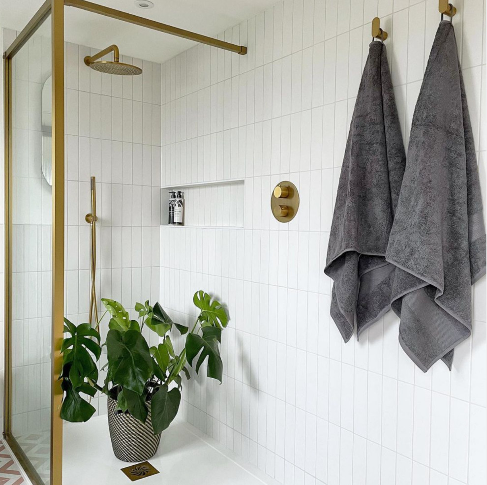 Immagine di una stanza da bagno con doccia minimal con doccia aperta, WC sospeso, doccia aperta e un lavabo