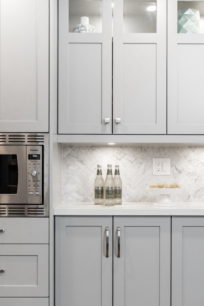 Example of a transitional home design design in Toronto
