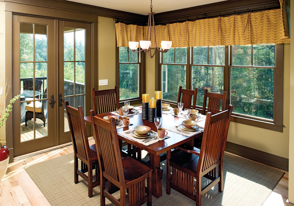 Traditional dining room in Charlotte.