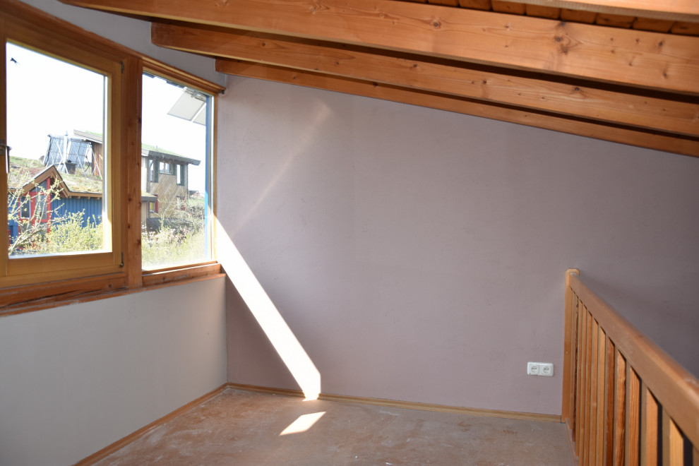 Bild på ett funkis sovrum, med mellanmörkt trägolv och beiget golv