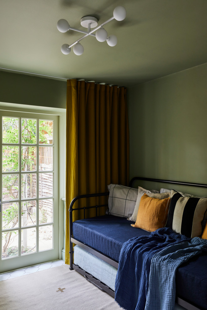 Mittelgroßes Modernes Gästezimmer mit grüner Wandfarbe, Keramikboden und weißem Boden in London