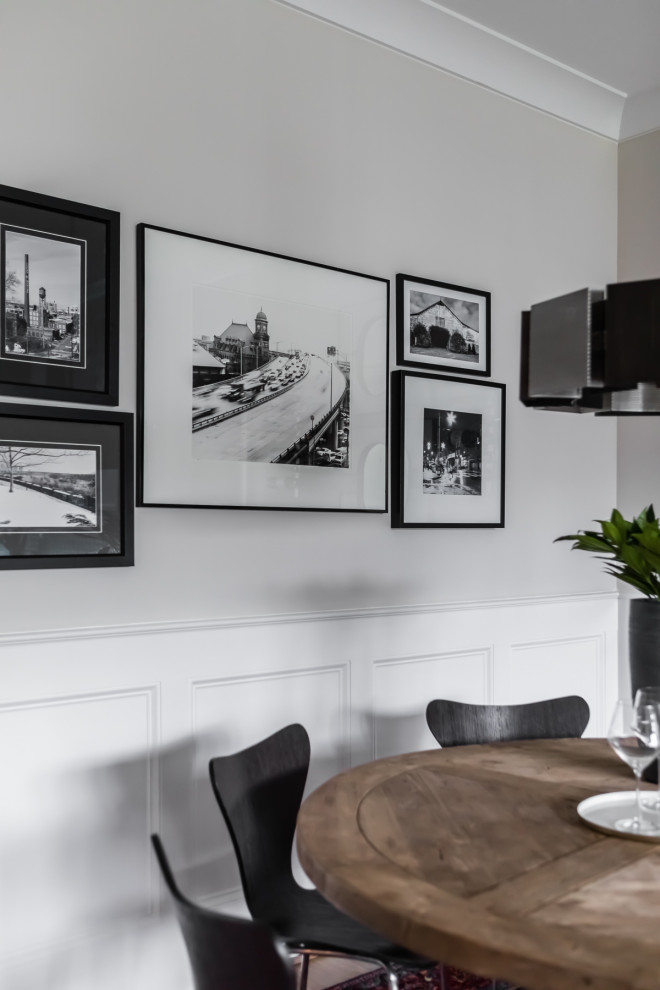 Cette image montre une salle à manger ouverte sur la cuisine design de taille moyenne avec un mur gris.