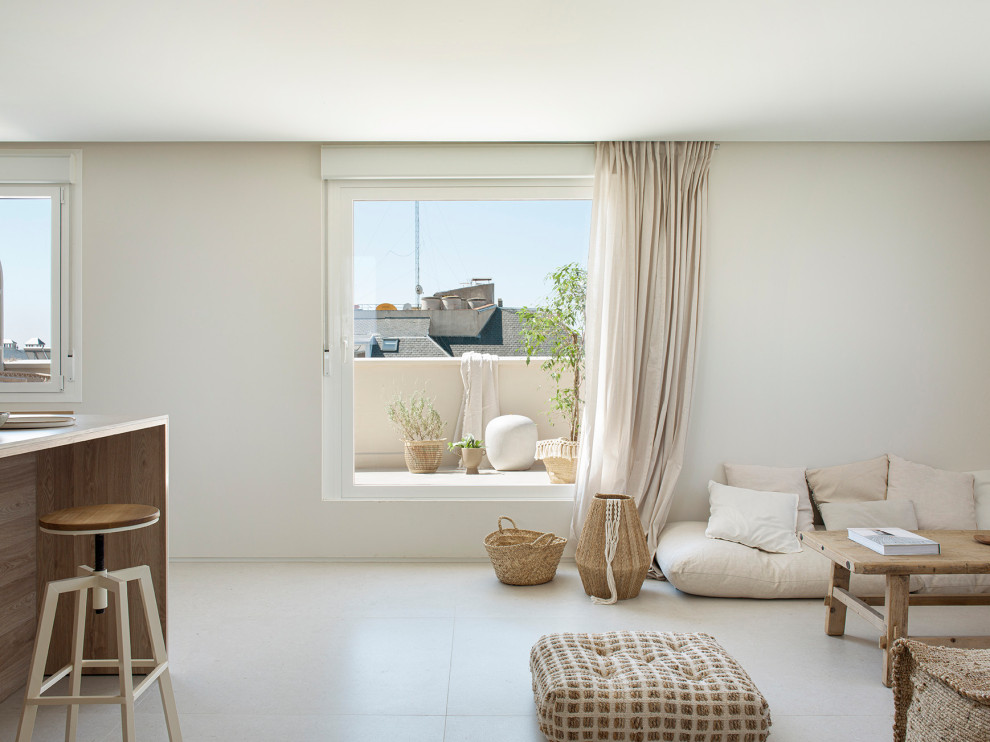 Ejemplo de salón abierto y blanco y madera mediterráneo de tamaño medio sin chimenea y televisor con paredes beige, suelo de baldosas de porcelana, suelo beige y cortinas