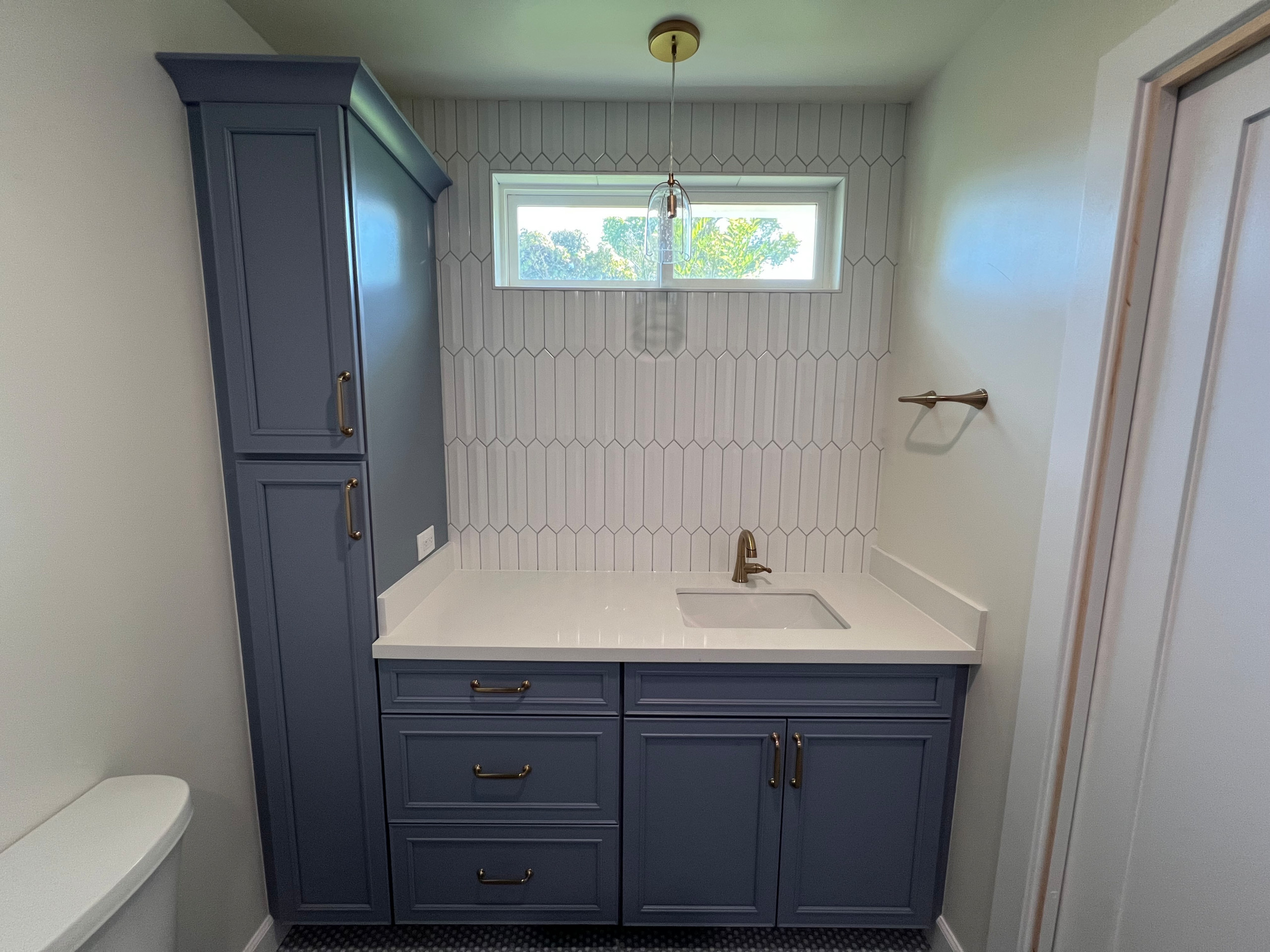 Clark White Contour Picket Tile & Waypoint 470 Cabinets in Mist