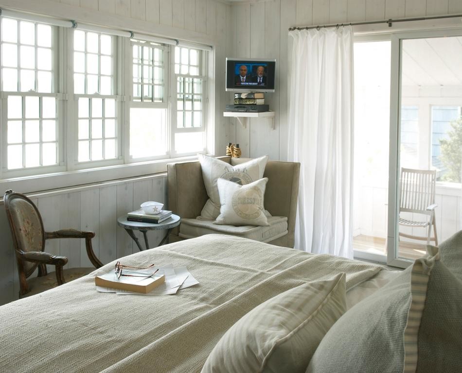 Inspiration for a mid-sized beach style guest bedroom in New York with white walls and no fireplace.