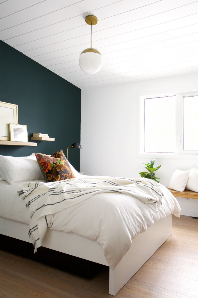 Inspiration pour une chambre parentale vintage avec parquet clair et un plafond en lambris de bois.