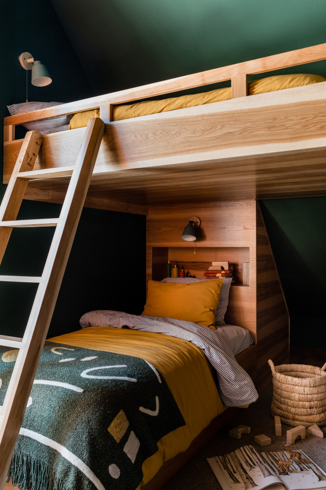 Пример оригинального дизайна: гостевая спальня среднего размера, (комната для гостей) в стиле фьюжн с зелеными стенами, ковровым покрытием, серым полом и сводчатым потолком