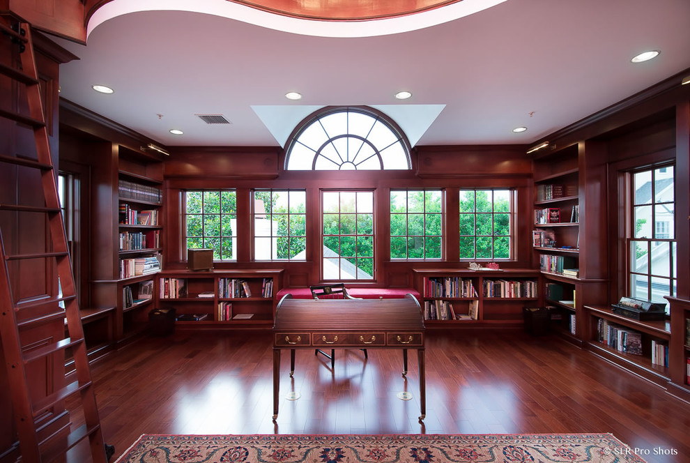 This is an example of a traditional home office in Orlando.