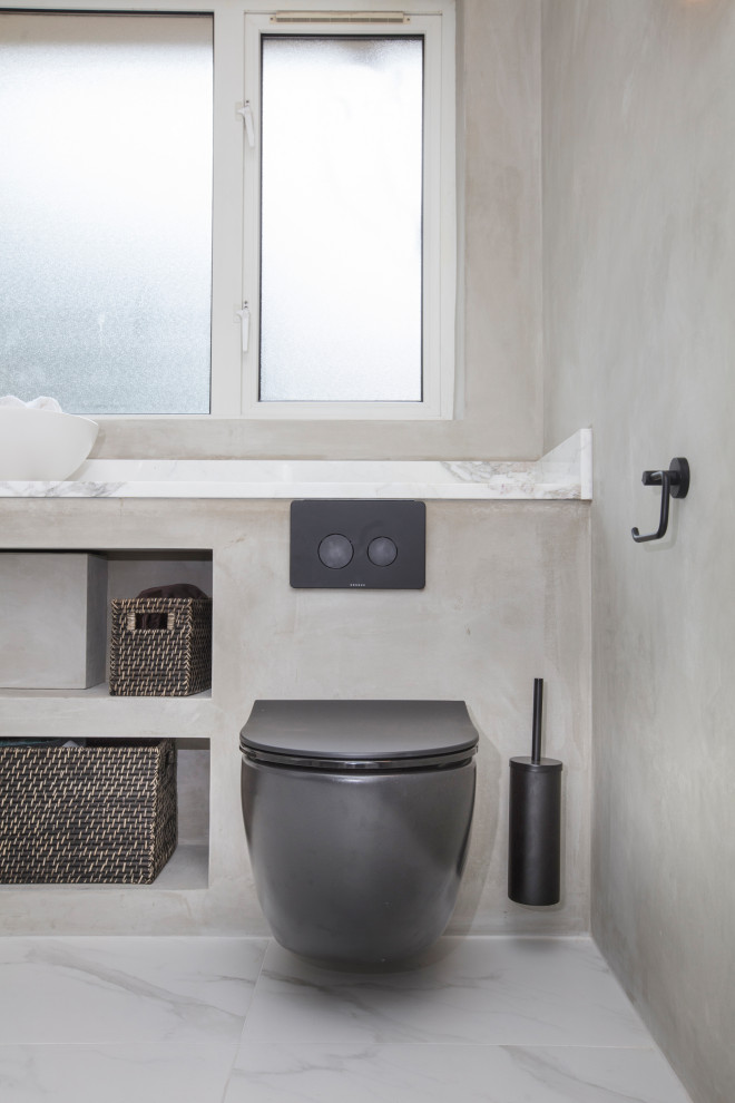 Immagine di una stanza da bagno minimal di medie dimensioni con ante grigie, doccia aperta, piastrelle grigie, piastrelle di cemento, pareti grigie, top in marmo, pavimento bianco, doccia aperta, top bianco, nicchia, un lavabo e mobile bagno incassato