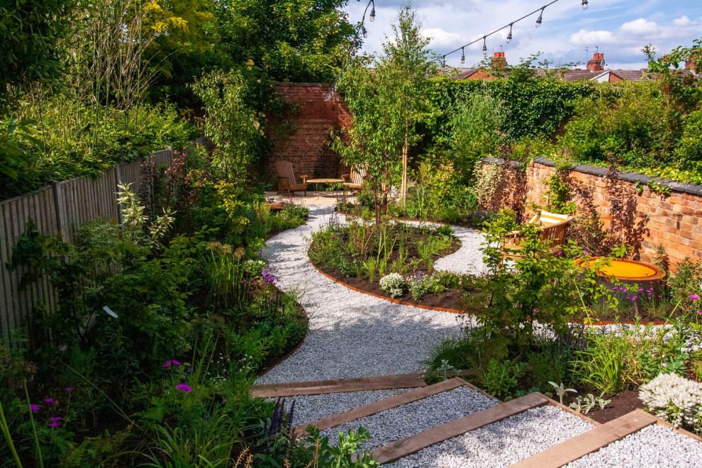 Geometrischer, Mittelgroßer Moderner Garten hinter dem Haus mit Blumenbeet, direkter Sonneneinstrahlung und Flusssteinen in West Midlands