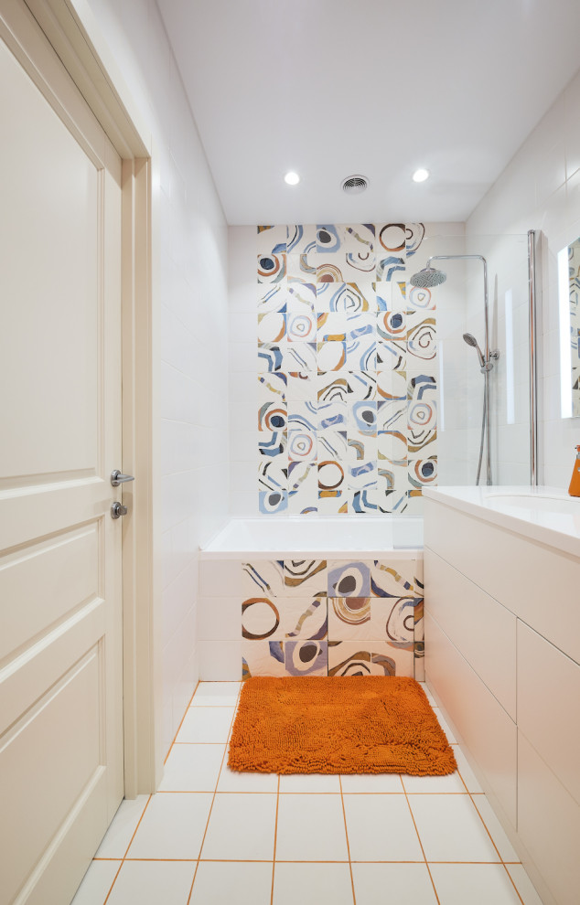 Белые двери Стимул в ярком интерьере