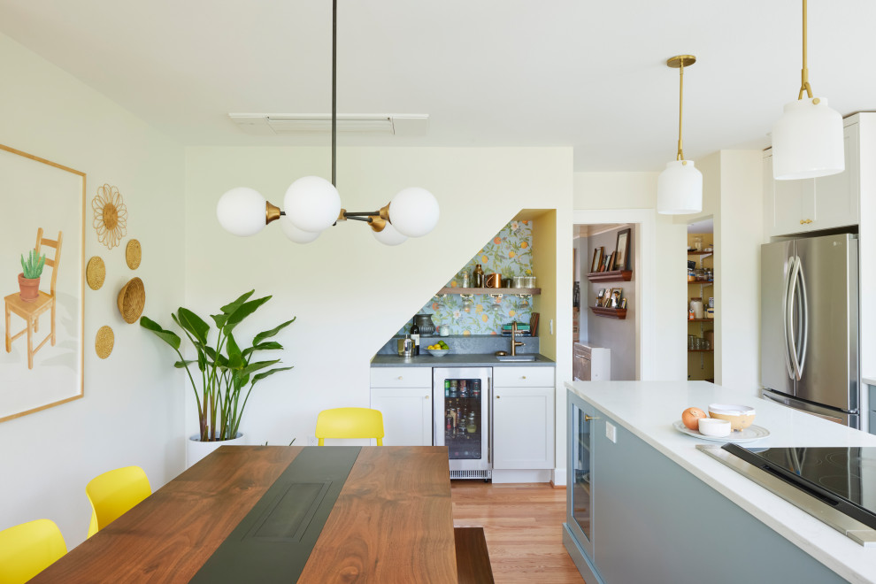 Ispirazione per una sala da pranzo minimalista con pareti bianche e pavimento in legno massello medio