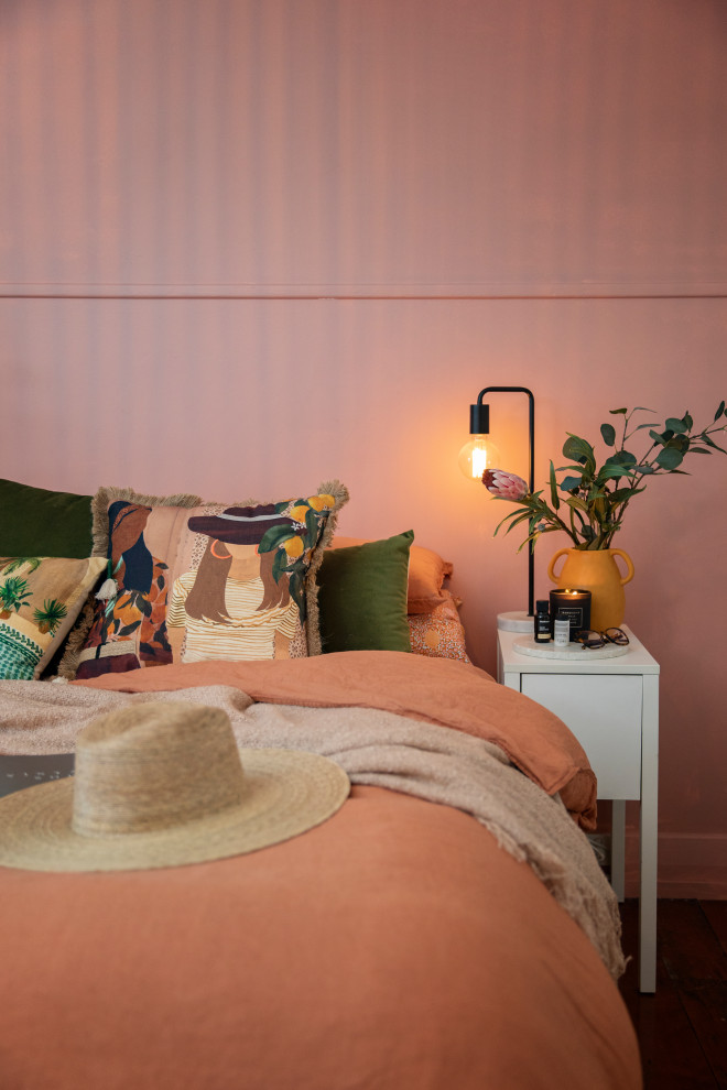 Ispirazione per una camera matrimoniale mediterranea di medie dimensioni con pareti rosa, parquet scuro e pavimento marrone