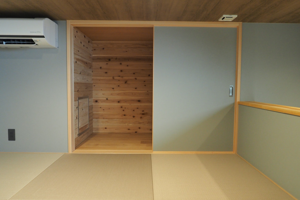 Fernseherloses, Abgetrenntes Modernes Wohnzimmer mit grauer Wandfarbe, Tatami-Boden, beigem Boden, Tapetendecke und Tapetenwänden in Sonstige
