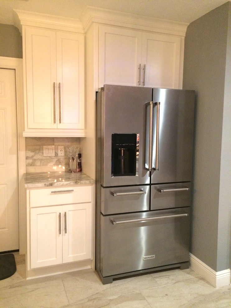 Transitional kitchen photo in Orlando