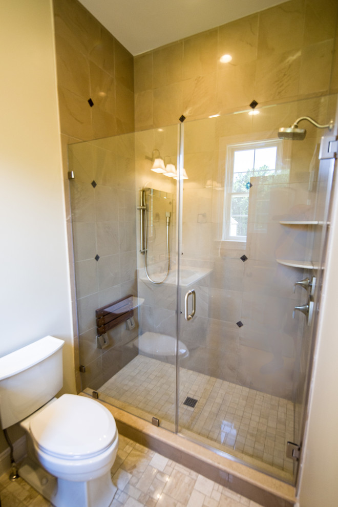 Idee per un'ampia stanza da bagno classica con ante con bugna sagomata, ante beige, vasca da incasso, doccia ad angolo, piastrelle beige, pavimento in marmo e top in granito