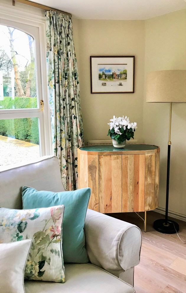 Exemple d'un grand salon chic fermé avec un bar de salon, un mur beige et un sol en bois brun.