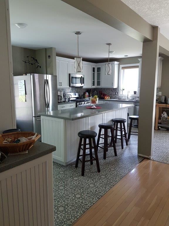 Example of an eclectic kitchen design in Toronto