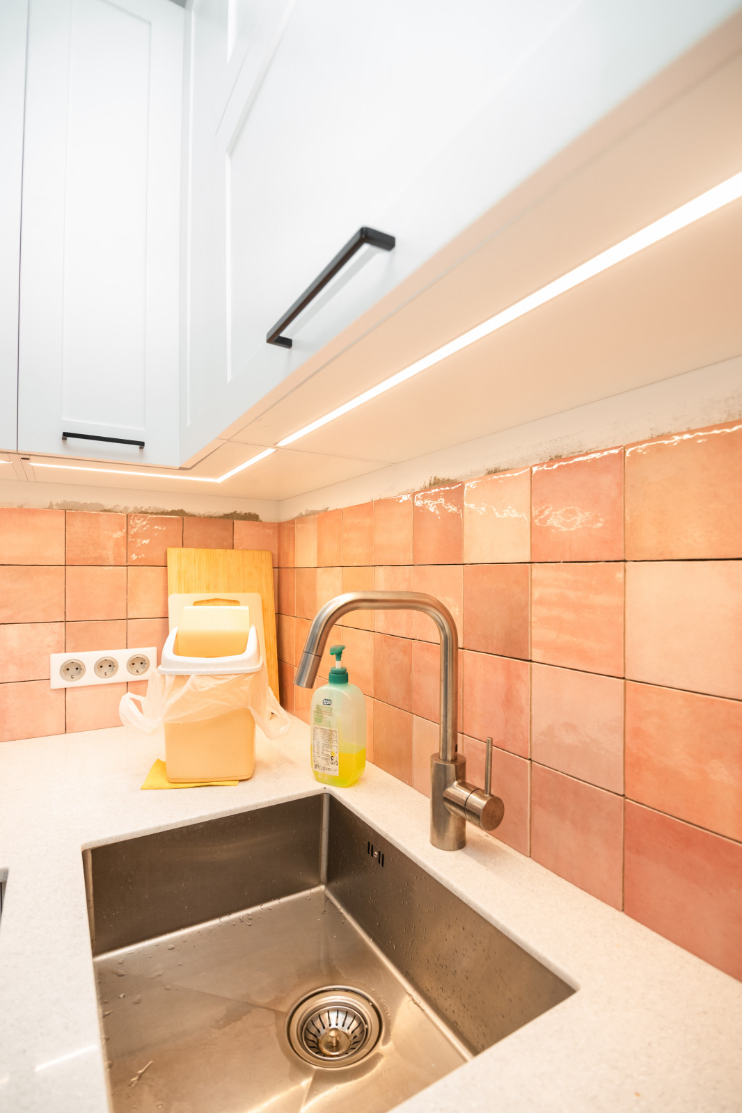 Белая небольшая кухня в стиле неоклассика