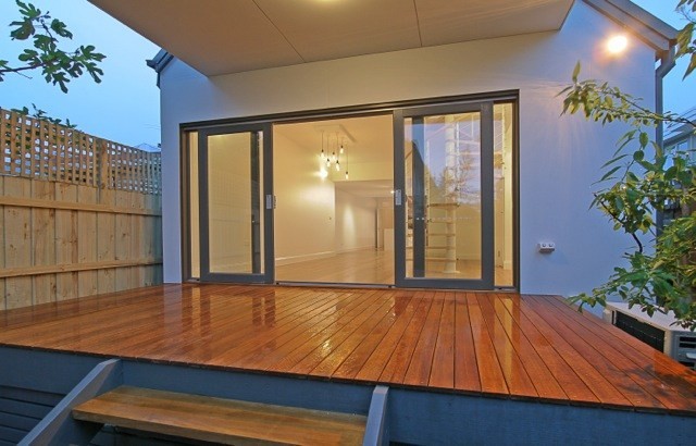 Small traditional backyard deck in Melbourne with a roof extension.