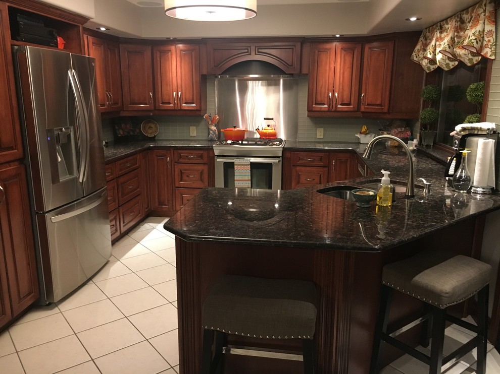 Inspiration for a transitional u-shaped kitchen pantry remodel with an undermount sink, shaker cabinets, white cabinets, quartz countertops, beige backsplash, an island and beige countertops