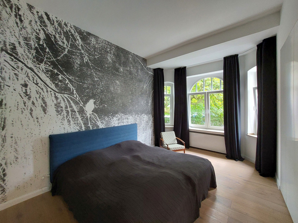 Стильный дизайн: огромная хозяйская спальня в классическом стиле с черными стенами, паркетным полом среднего тона, коричневым полом и обоями на стенах - последний тренд