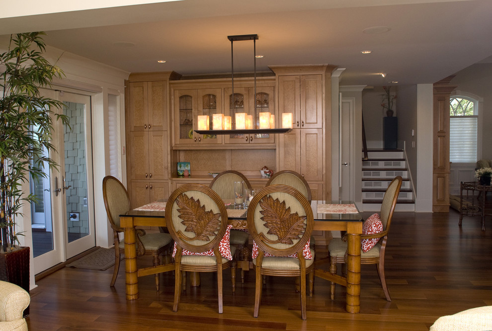 Cette photo montre une salle à manger ouverte sur la cuisine bord de mer de taille moyenne avec un mur beige, un sol en bois brun, un sol marron et un plafond à caissons.
