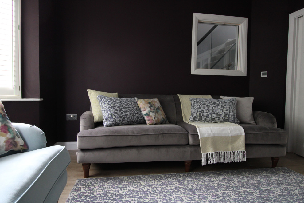Foto di un soggiorno minimal di medie dimensioni e chiuso con pareti viola, parquet chiaro e pavimento beige