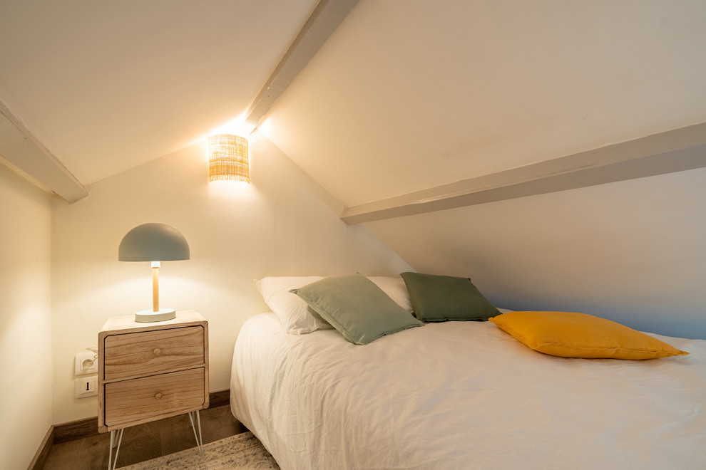 ナントにある小さなコンテンポラリースタイルのおしゃれなロフト寝室 (白い壁、無垢フローリング、グレーの床、表し梁、ベージュの天井) のレイアウト