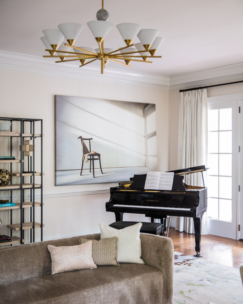 Modelo de sala de estar con rincón musical clásica renovada grande con paredes beige, suelo de madera en tonos medios y suelo marrón
