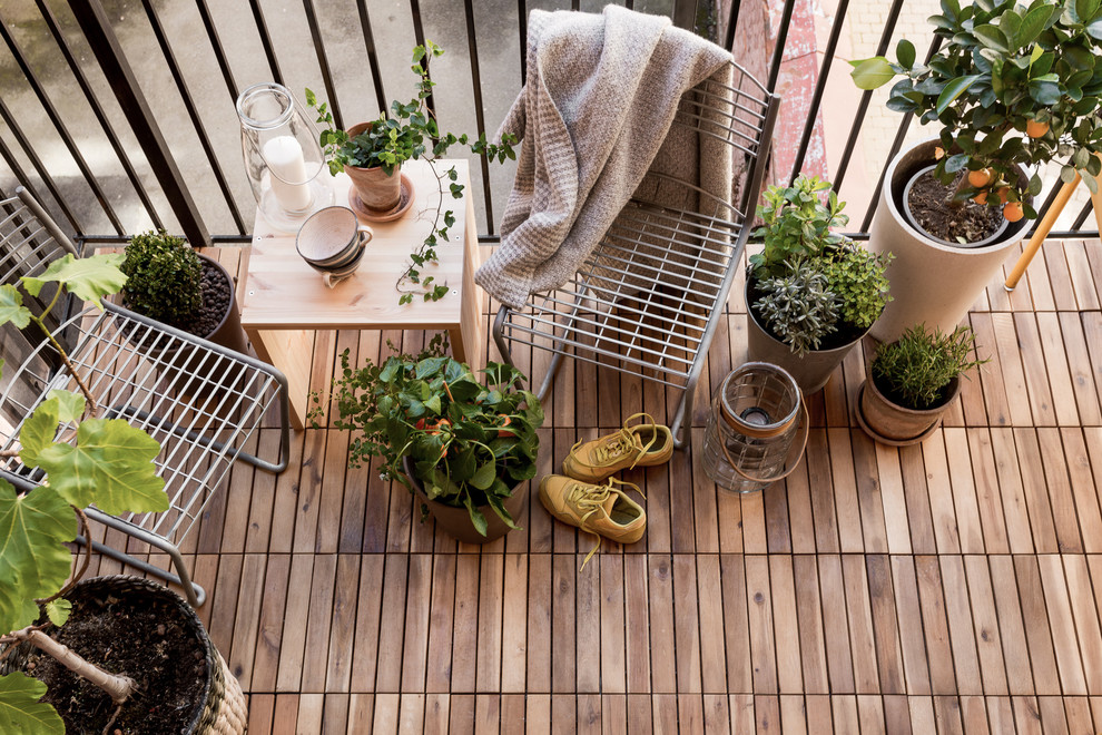 Photo of a mid-sized scandinavian balcony in Gothenburg with a container garden.
