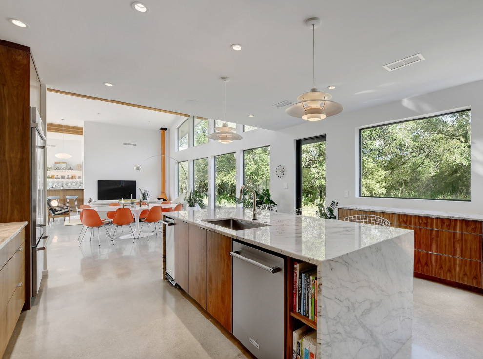 Photo of a midcentury kitchen in Austin with an island.