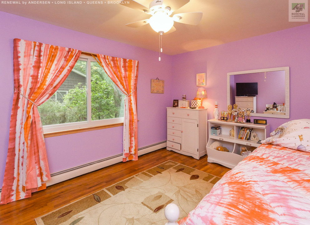 Idéer för stora flickrum kombinerat med sovrum och för 4-10-åringar, med rosa väggar och mellanmörkt trägolv